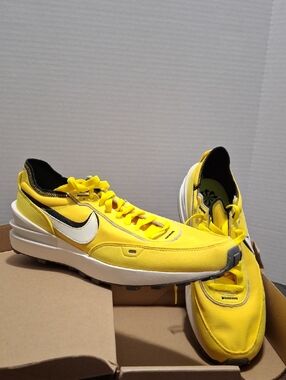 Nike Men’s Yellow and White Low-Top Sneakers